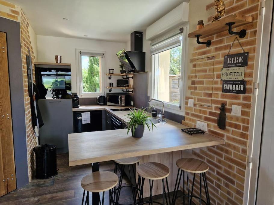 Chalet Industriel Avec Filet Et Spa Sorigny Eksteriør billede