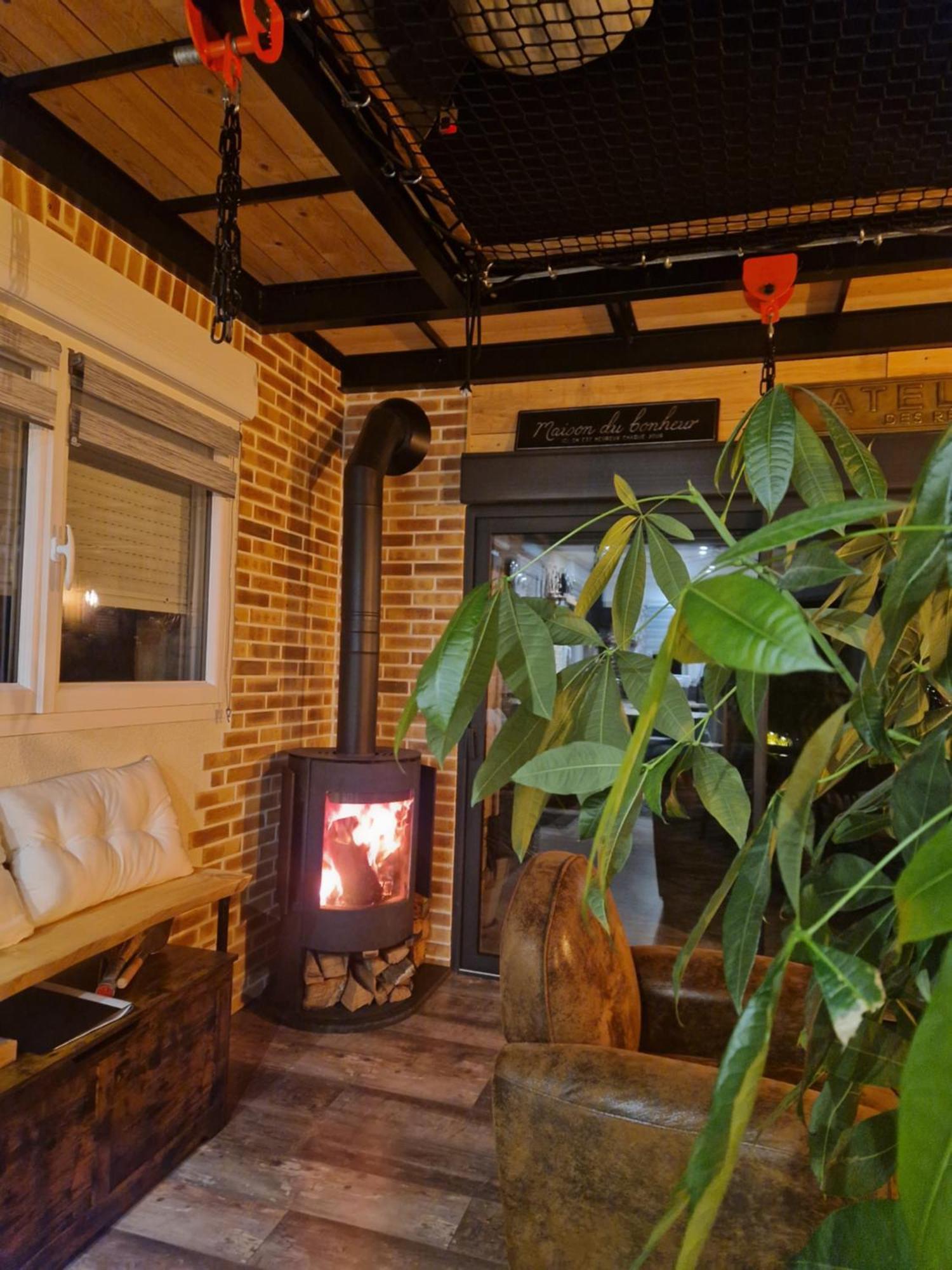 Chalet Industriel Avec Filet Et Spa Sorigny Eksteriør billede